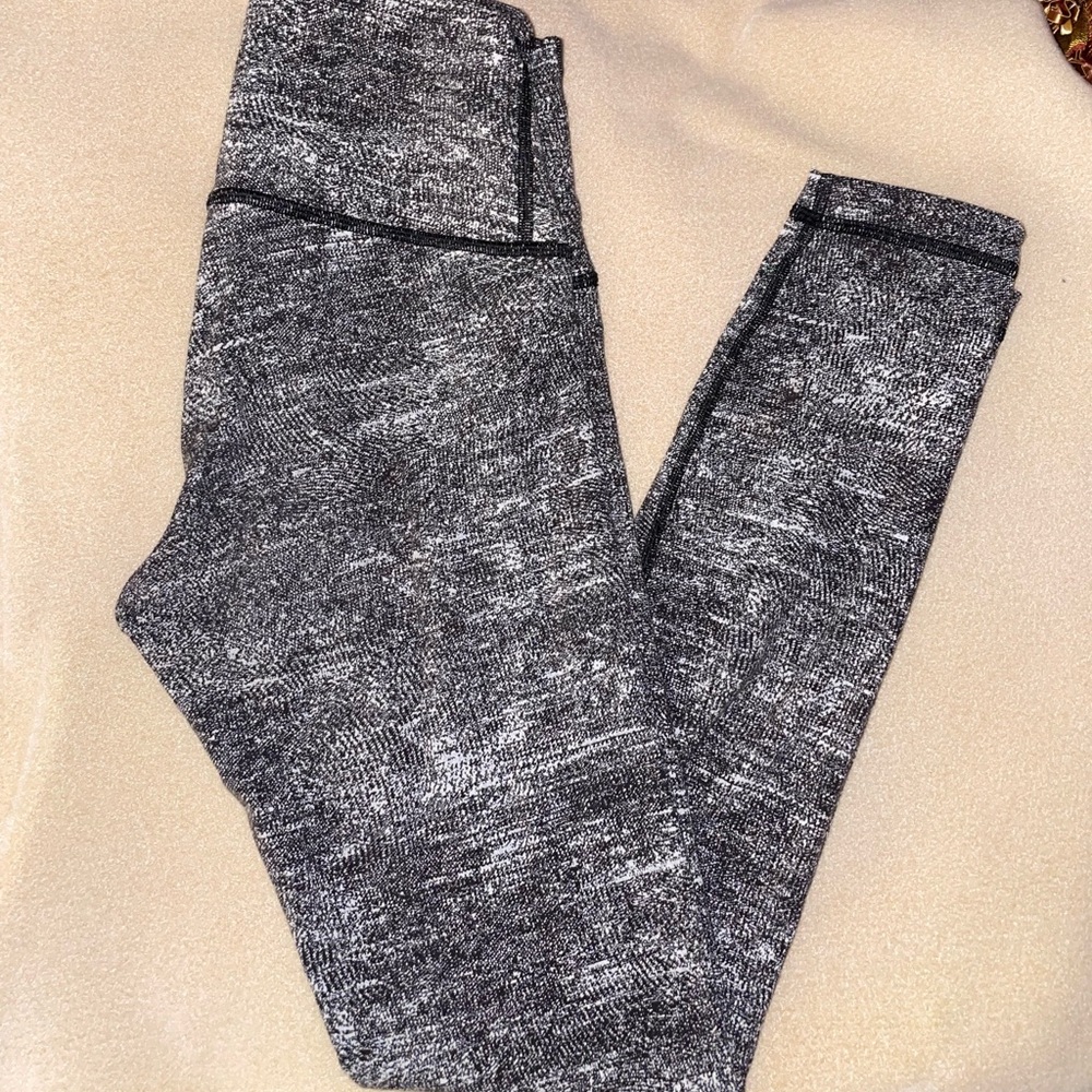 LULULEMON thermal wunder under leggings. Size 4.